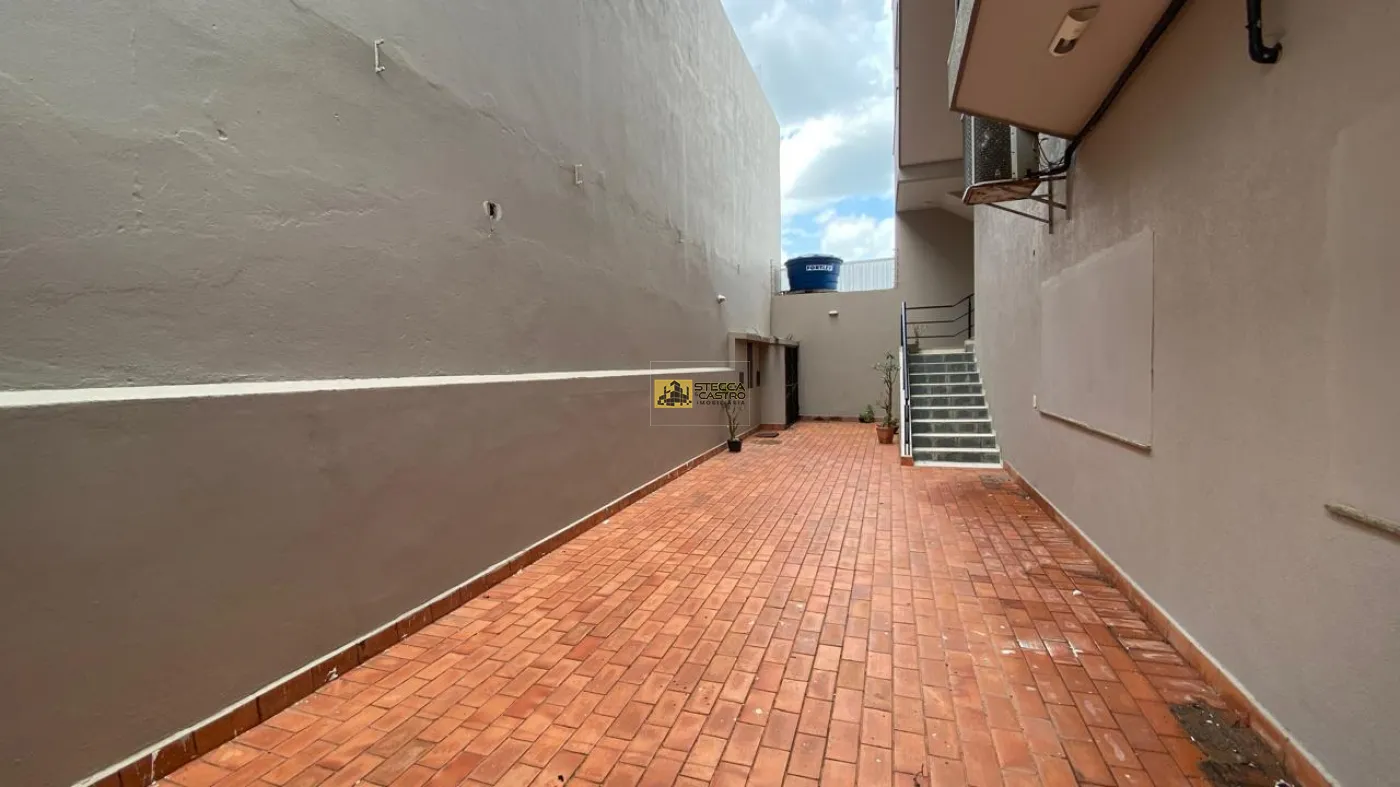 ESCADA DE ACESSO PARA A COBERTURA Alugar Comerciais / Sala Comercial em Cacoal R$ 2.500,00 - Foto 3