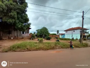 TERRENO DE ESQUINA CONTENDO UMA CASA MADEIRA ÓTIMA LOCALIZÇÃO.