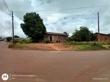 TERRENO DE ESQUINA CONTENDO UMA CASA MADEIRA ÓTIMA LOCALIZÇÃO.